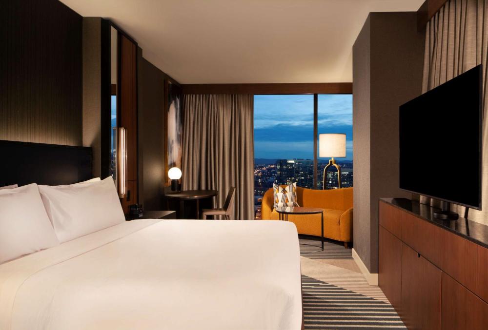 Grand Corner King Suite interior